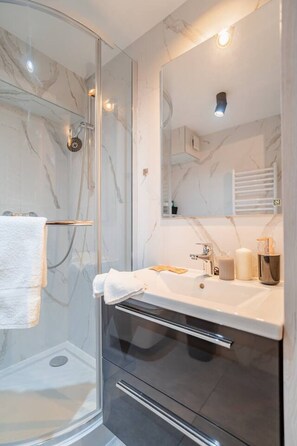 Sèche-cheveux, serviettes fournies