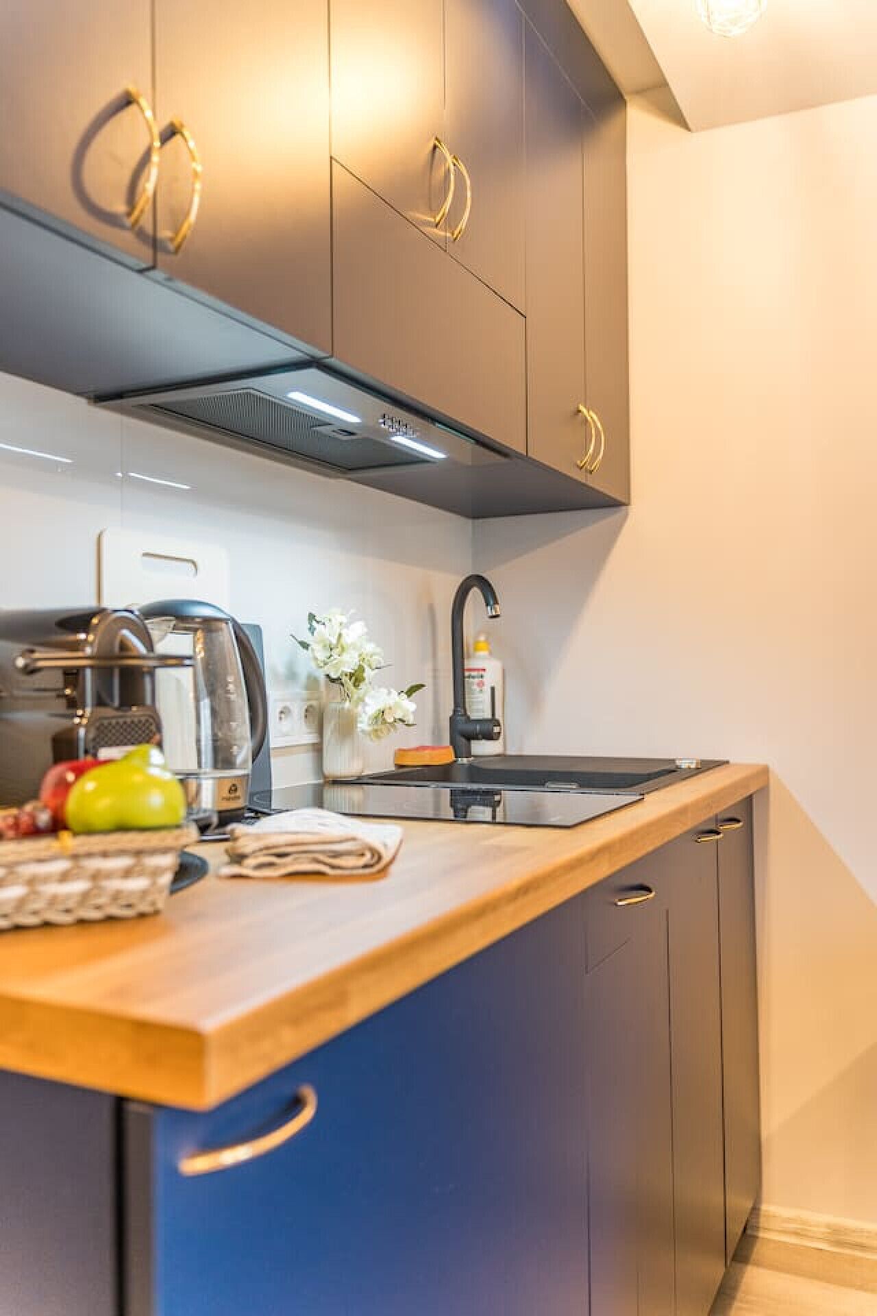 Refrigerador, parrilla de estufa y cafetera y tetera 