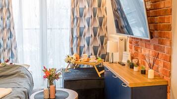 Tabla de planchar con plancha, wifi y ropa de cama