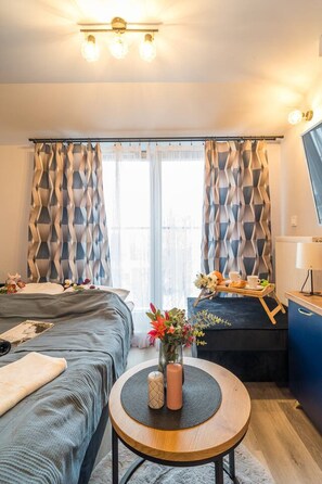 Iron/ironing board, WiFi, bed sheets