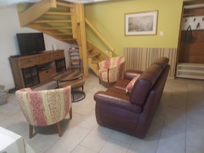 Living area - 1 km from the village, along the greenway between Foix and Saint-Girons. (Castelnau-Durban)