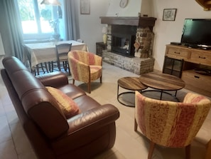Living area - 1 km from the village, along the greenway between Foix and Saint-Girons. (Castelnau-Durban)