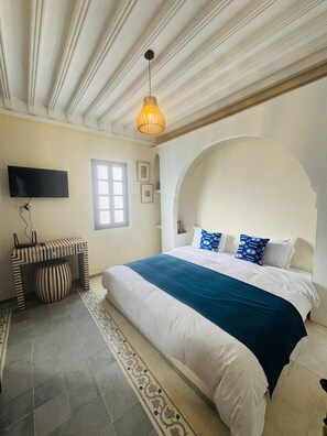 Superior-Doppelzimmer, 1 King-Bett, Zimmerreinigung, Poolblick | Zimmersafe, schallisolierte Zimmer, Bügeleisen/Bügelbrett