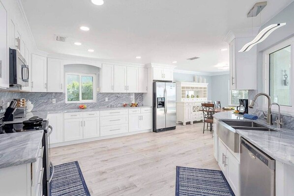 Fridge, microwave, oven, stovetop - Tropical River Retreat (Cape Coral)