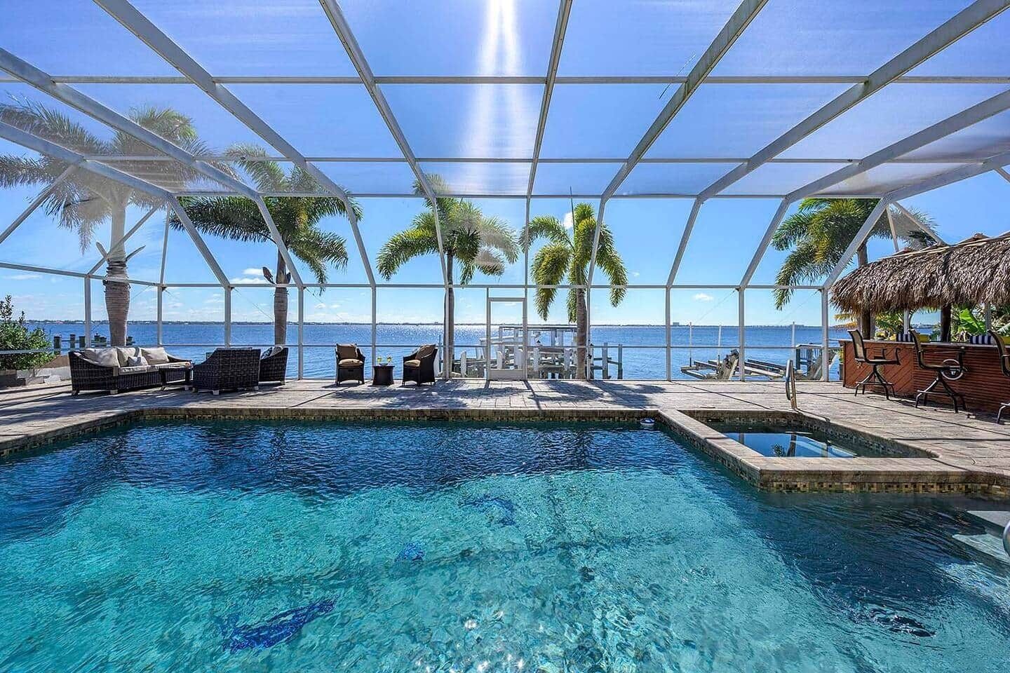 Utomhuspool och uppvärmd pool