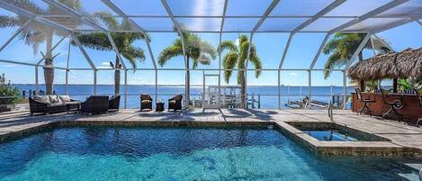 Alberca al aire libre y alberca climatizada