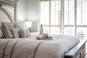 Iron/ironing board, free WiFi, bed sheets - TikiTime Tropical Riverfront Retreat (Cape Coral)