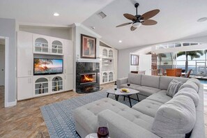 Smart TV, books - TikiTime Tropical Riverfront Retreat (Cape Coral)