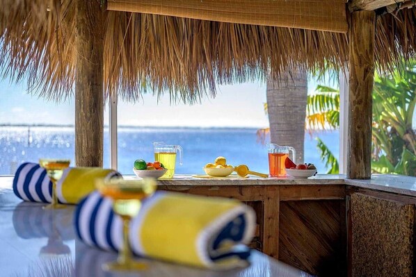 Outdoor dining - TikiTime Tropical Riverfront Retreat (Cape Coral)