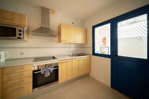Wasserkocher mit Kaffee-/Teezubehör, Kühlschrank, Mikrowelle, Ofen