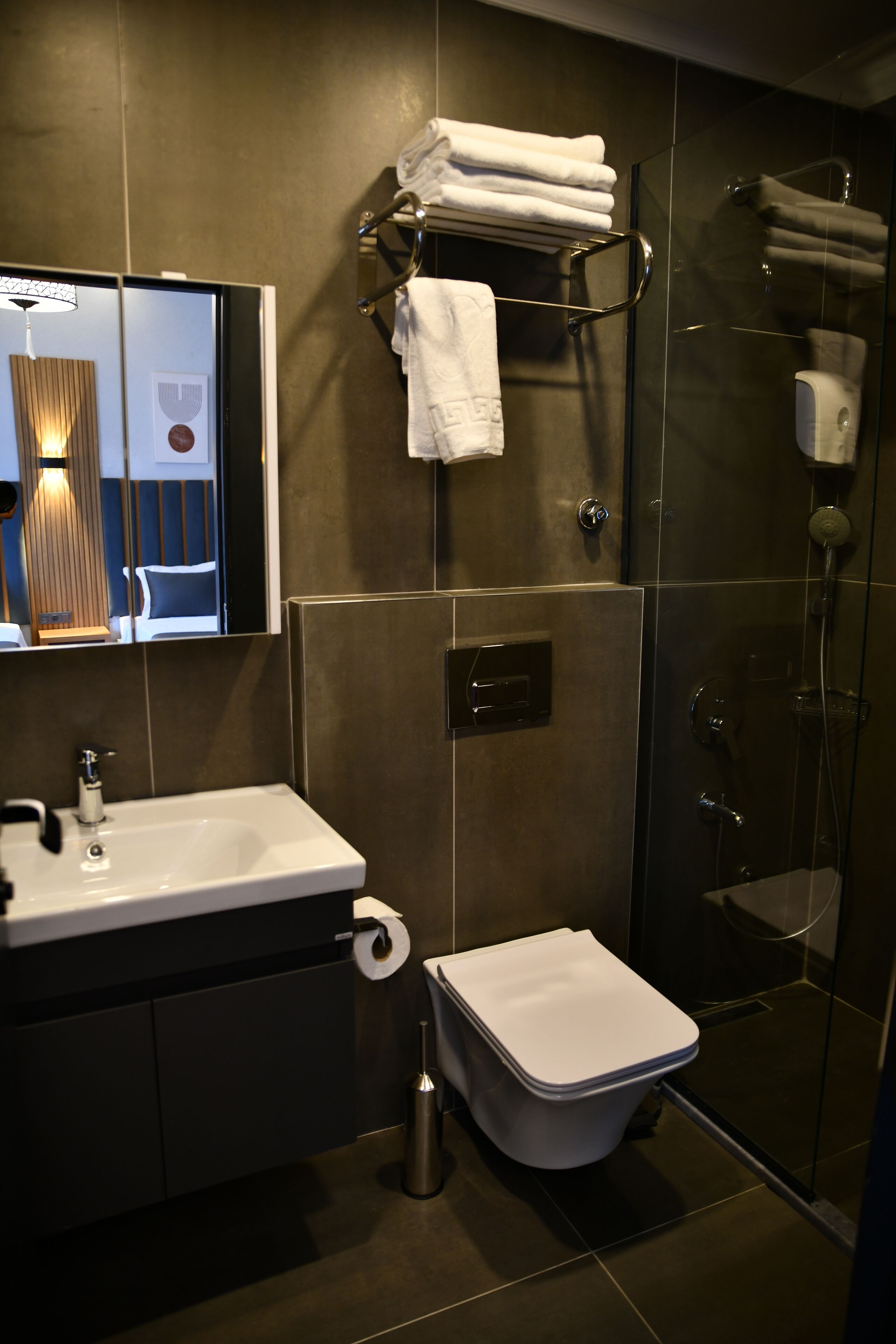 Superior Room | Bathroom | Shower, hair dryer, slippers, towels