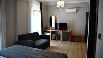 Habitación superior | Caja fuerte y espacio para trabajar con un portátil