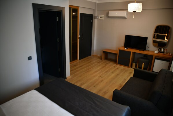 خزنة داخل الغرفة ومساحة عمل للكمبيوتر المحمول ومكواة/لوح كي