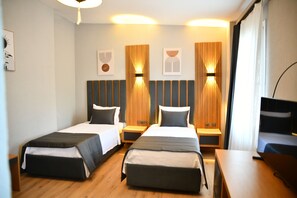 خزنة داخل الغرفة ومساحة عمل للكمبيوتر المحمول ومكواة/لوح كي