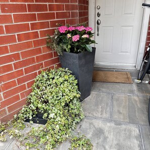 Exterior detail - room for rent (Toronto)