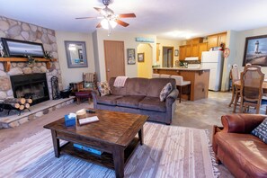 TV connectée, cheminée, livres, chaîne hi-fi