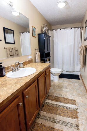 Bathroom - North Star Landing - Your Quiet Door County Escape (Ellison Bay)