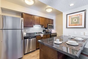 Private kitchen - 4 Stylish Units! Outdoor Swimming Pool, Pets Are Welcome, Free Parking! (El Paso)