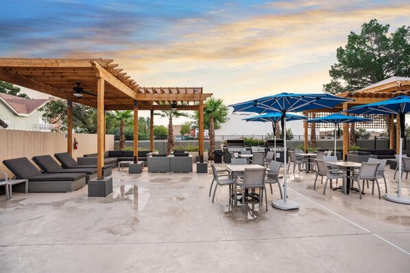 Outdoor dining - 4 Stylish Units! Outdoor Swimming Pool, Pets Are Welcome, Free Parking! (El Paso)