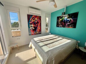 2 habitaciones, tabla de planchar con plancha y cuna de viaje 