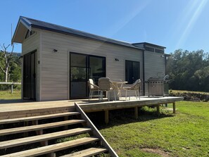 Outdoor dining - Completely off grid new tiny home inrainforest and farming haven near Berry (Wattamolla)