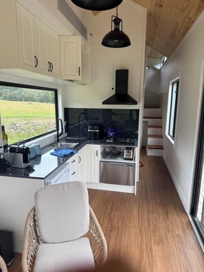 Private kitchen - Completely off grid new tiny home inrainforest and farming haven near Berry (Wattamolla)