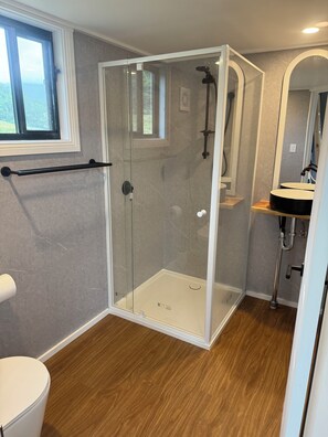 Bathroom - Completely off grid new tiny home inrainforest and farming haven near Berry (Wattamolla)