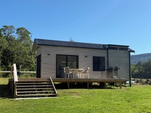 Outdoor dining - Completely off grid new tiny home inrainforest and farming haven near Berry (Wattamolla)