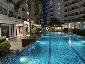 Outdoor pool - Cozy and Comfy Retreat with Balcony (Parañaque)