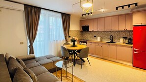 Un apartamento moderno con sala de estar, comedor y cocina.