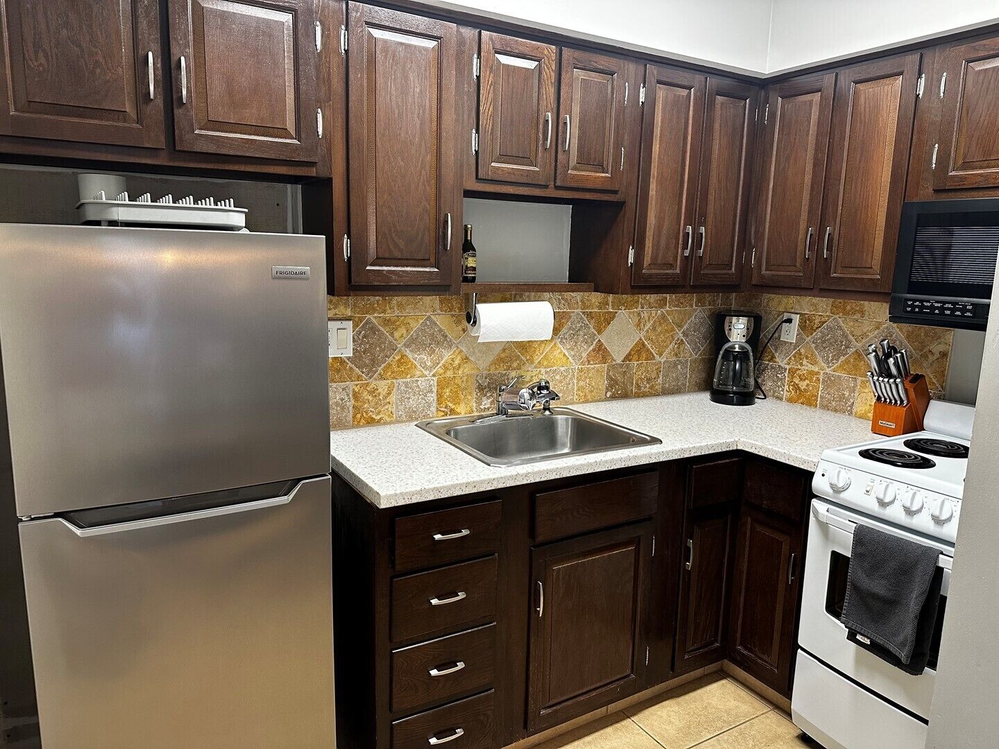 Microondas, horno, cafetera/tetera, tostadora