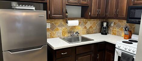 Microondas, horno, cafetera/tetera, tostadora