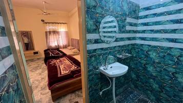 Vierbettzimmer | Badezimmer | Dusche, Handtücher, Seife