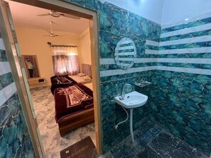 Vierbettzimmer | Badezimmer | Dusche, Handtücher, Seife