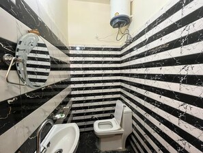 Quarto casal | Banheiro | Chuveiro, chinelos, toalhas de banho, sabonete
