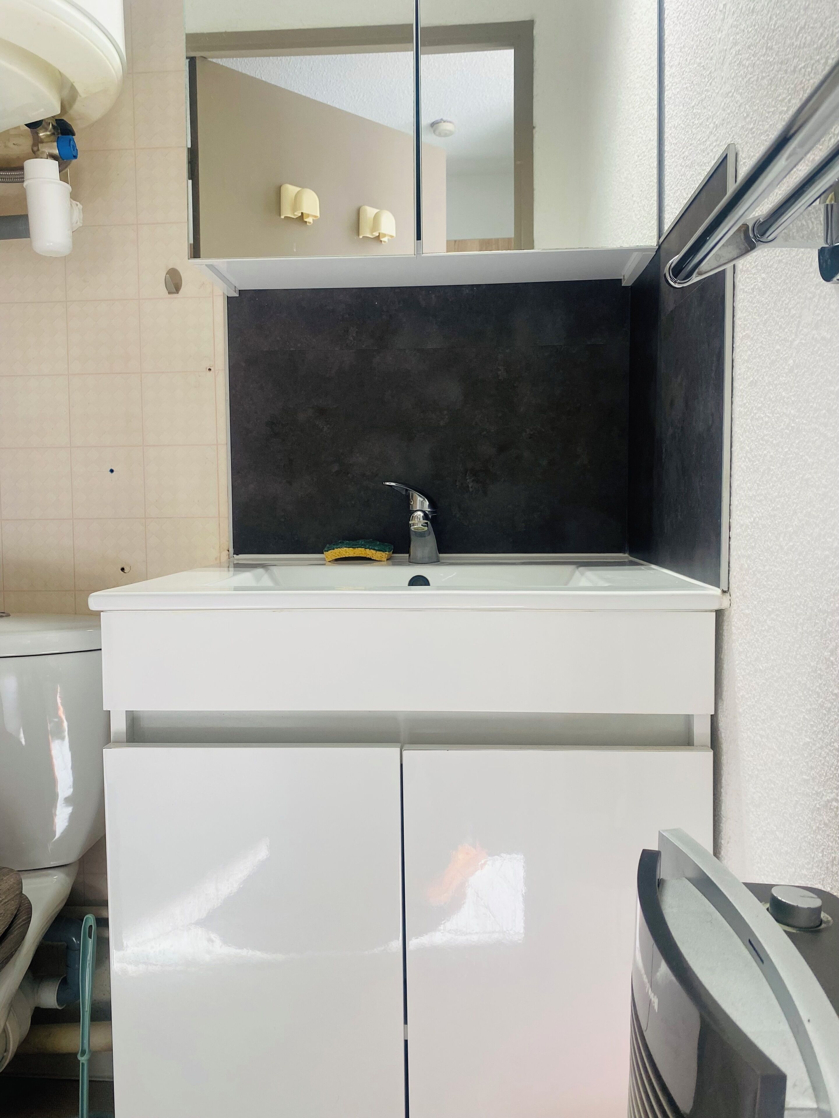 Sèche-cheveux, serviettes fournies, papier toilette