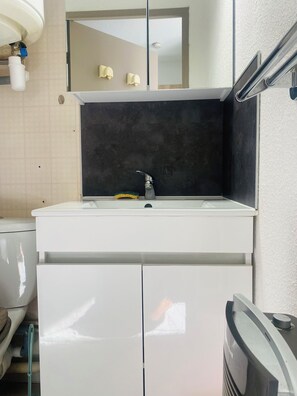 Secador de pelo, toallas y papel higiénico