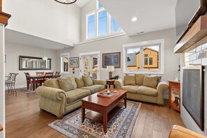 Smart TV, fireplace, books, stereo - Our Bunkhouse- Pet friendly home w/AC near Lake, Golf course, and downtown McCall (McCall)