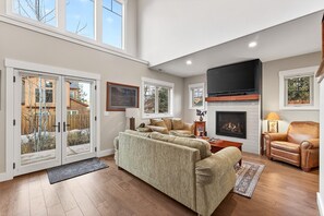 Smart TV, fireplace, books, stereo - Our Bunkhouse- Pet friendly home w/AC near Lake, Golf course, and downtown McCall (McCall)