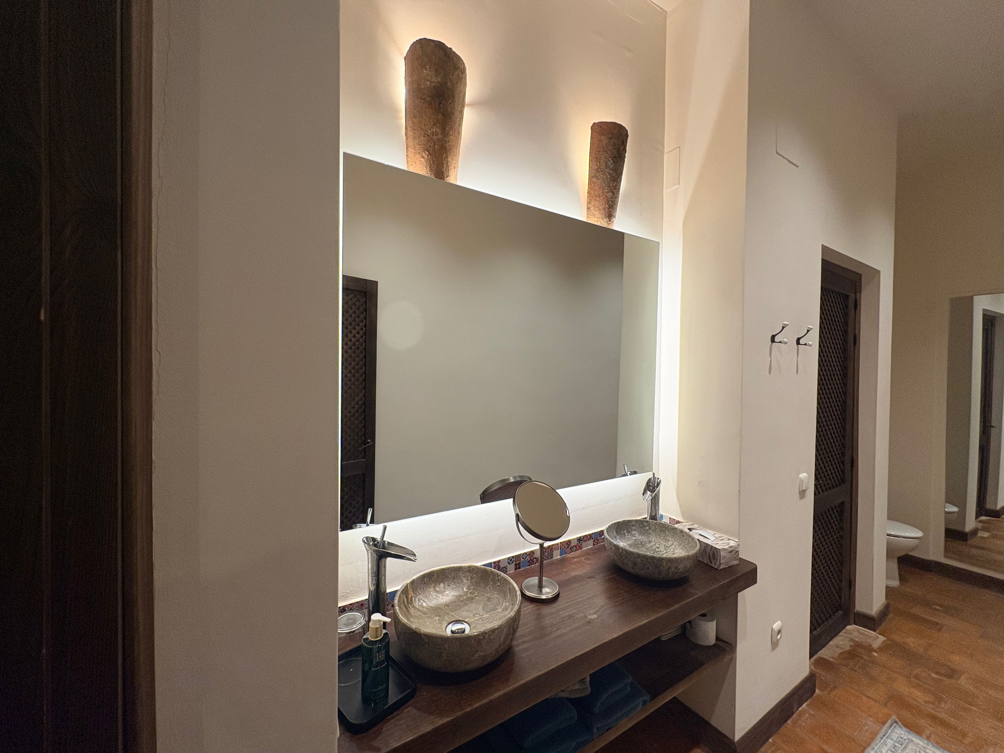 Secador de pelo, toallas, jabón, papel higiénico