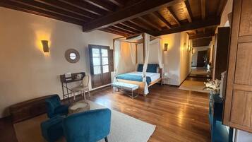 Deluxe Room, 1 King Bed, Air conditioning, Courtyard View | Premium bedding, cribs/infant beds, free WiFi, bed sheets