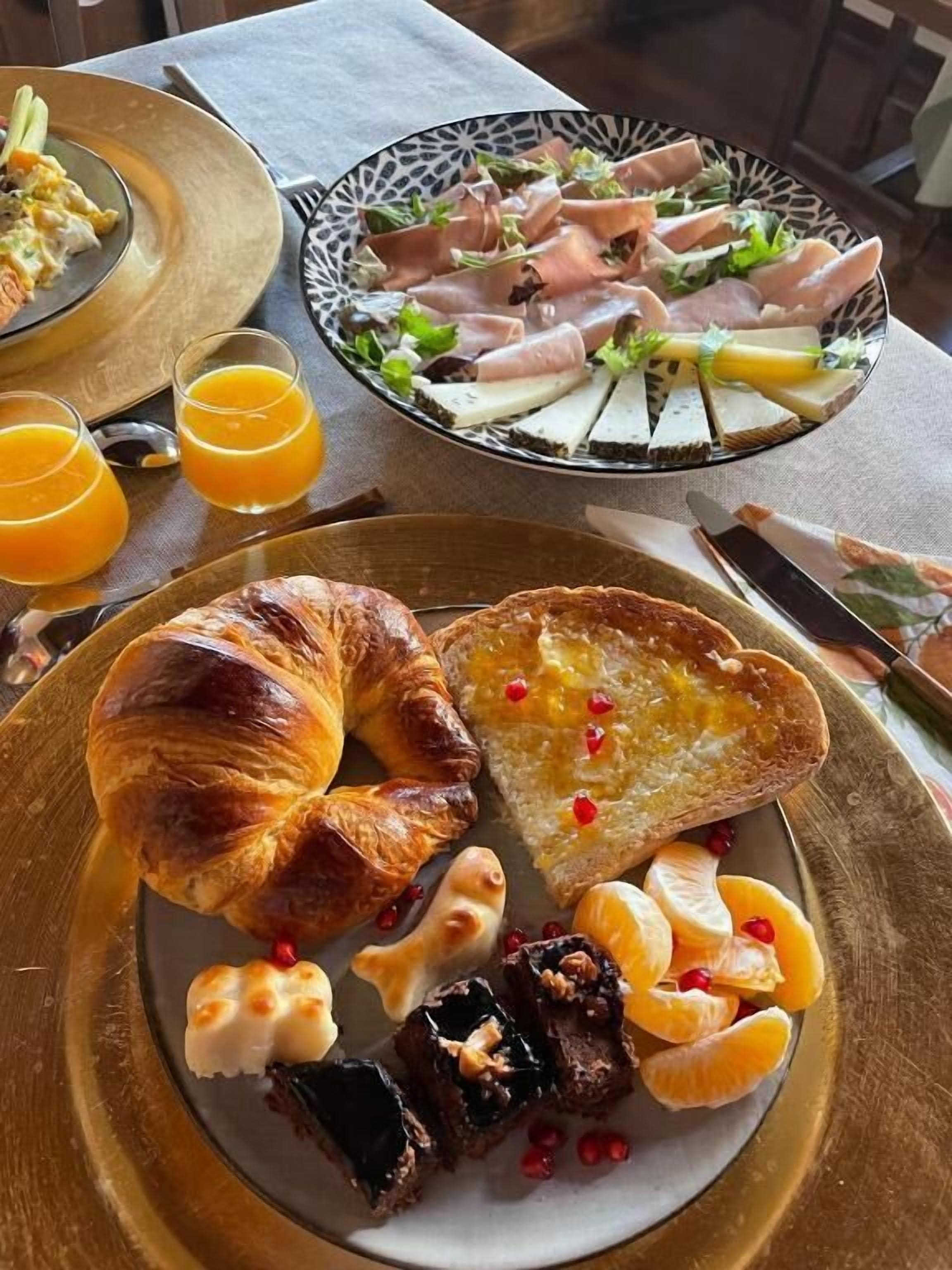Daily buffet breakfast (EUR 15 per person)