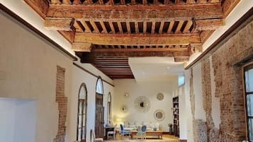 Área de estar no saguão