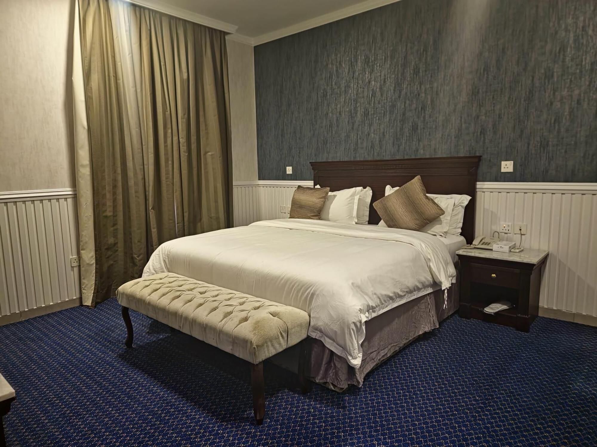 Caja de seguridad en la habitación y cortinas blackout 