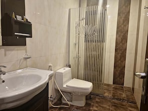 Combined shower/bathtub, hair dryer, towels, soap - Neroz inn (Jeddah)