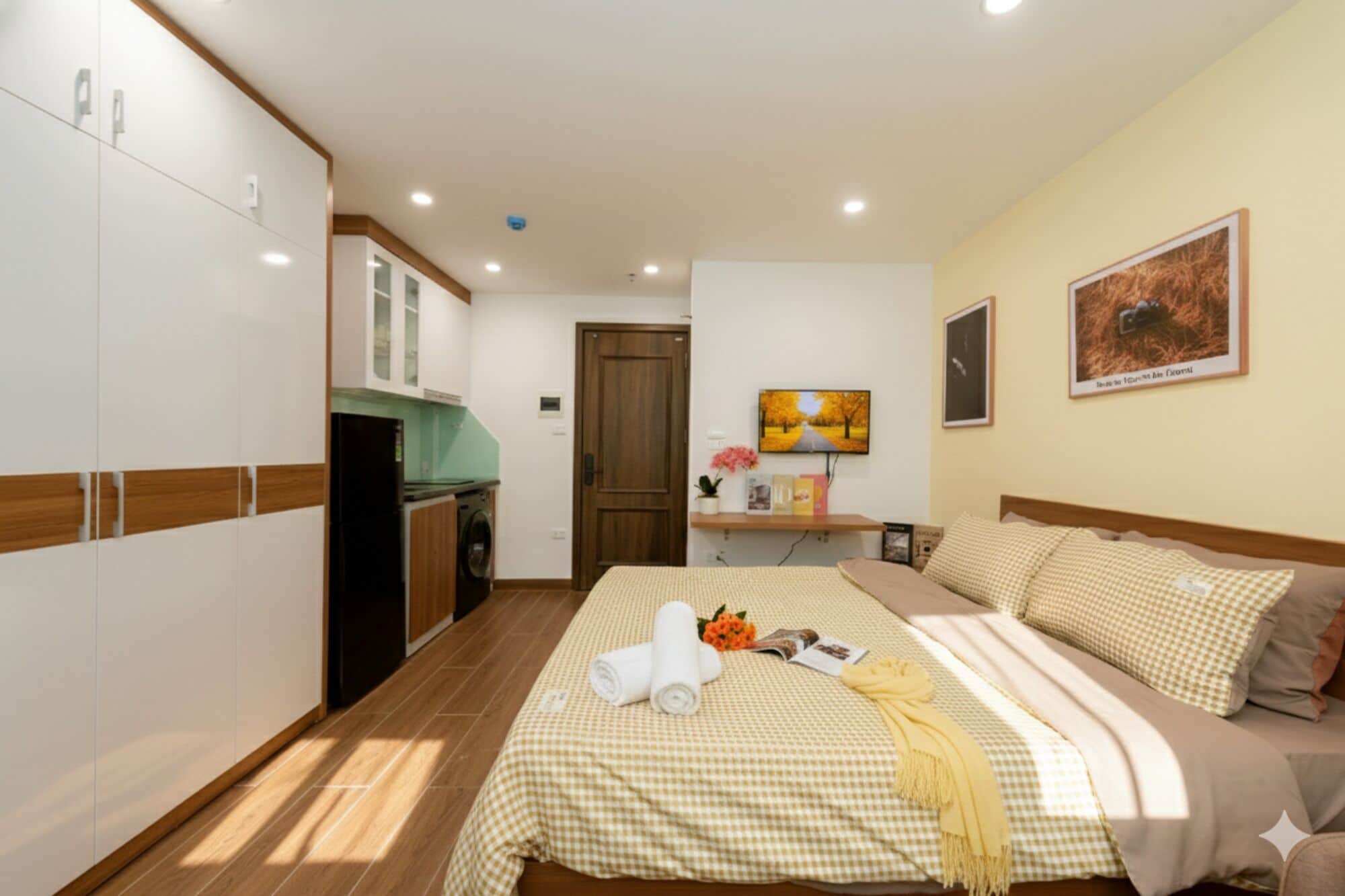 Une chambre d’hôtel comprenant un lit, un bureau, une armoire et une salle de bain.