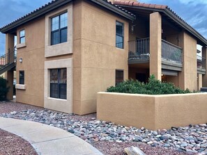 Exterior - Foothills 2-bedroom condo in welcoming Tucson with AC and fitness room (Tucson)