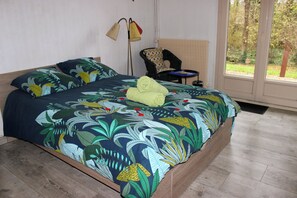Iron/ironing board, free WiFi, bed sheets - Quiet room with pool view, shared living room, kitchen and bathroom (Lindry)