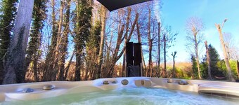 Quiet room with pool view, shared living room, kitchen and bathroom