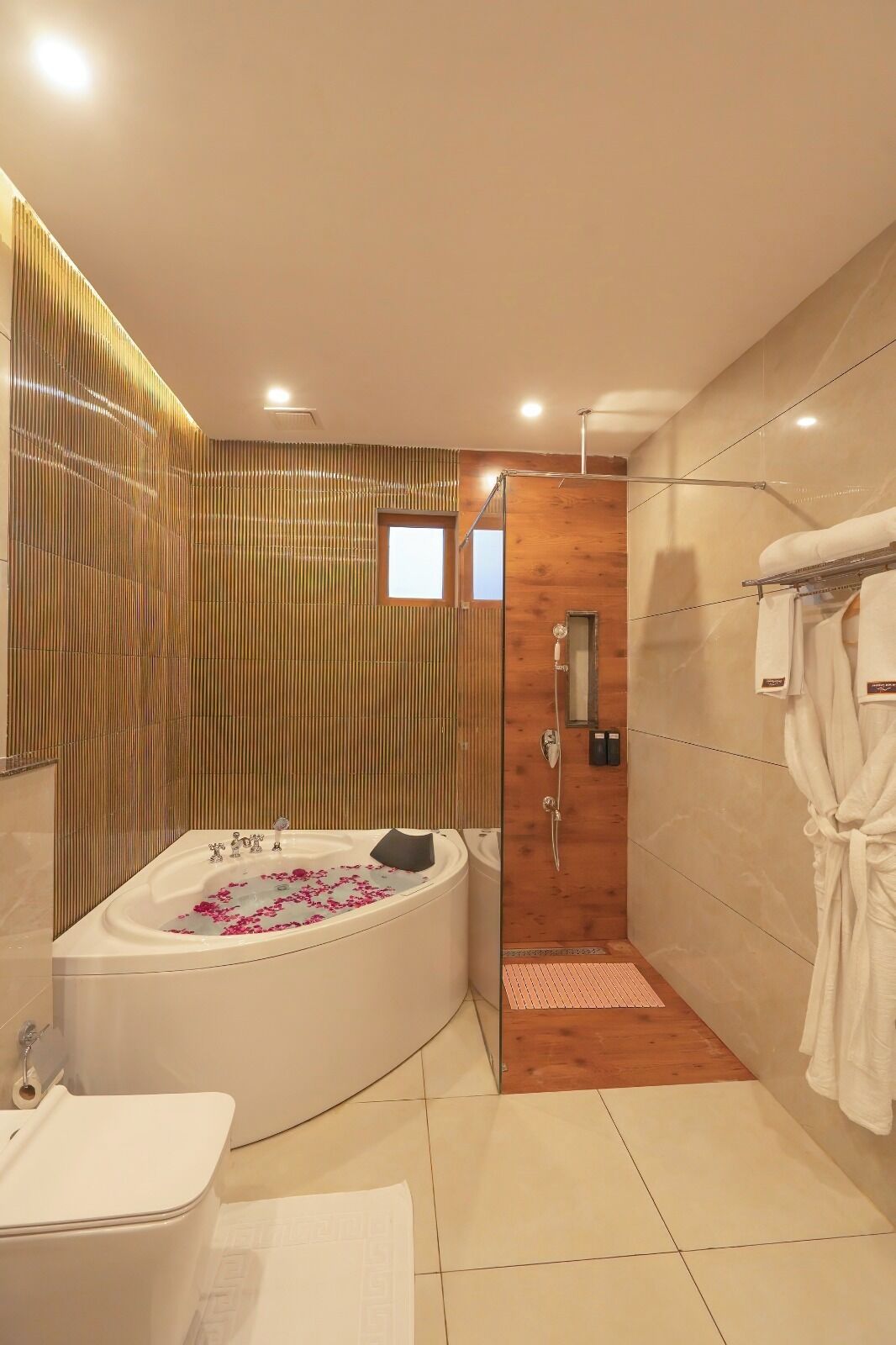 Presidential Room, Pool View | Bathroom | Towels, soap, shampoo, toilet paper